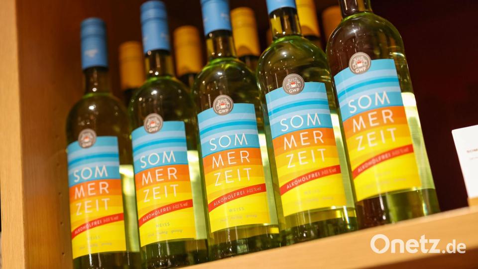 Immer mehr Winzer bieten alkoholfreien Wein an. (Archivbild) Bild: Daniel Löb/dpa