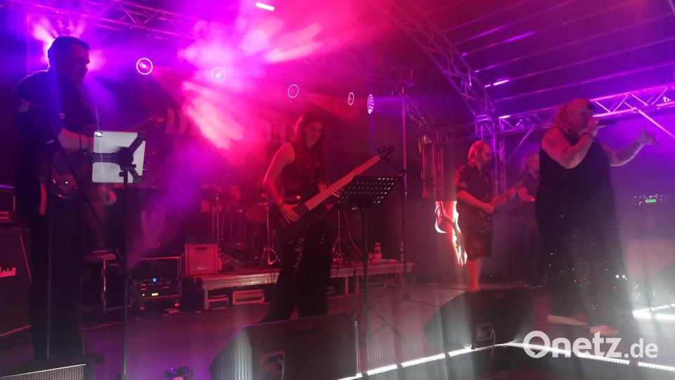 Gitarrist Thomas Ebeling (links) gibt sein Bestes. Bild: Annemarie Mösbauer