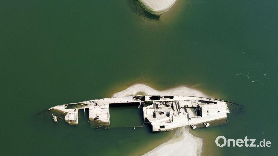 Das Niedrigwasser der Donau macht beim serbischen Prahovo versenkte alte Nazi-Schiffe sichtbar. Bild: Darko Vojinovic/AP/dpa