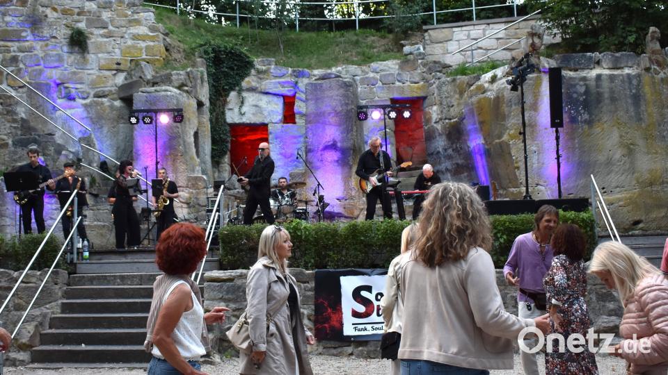 Eine beeindruckende Kulisse für "Soul Station No. 10" - und das Publikum tanzte begeistert zum Sound der Band. Bild: Renate Gradl