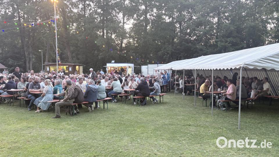 Zahlreiche Besucher genossen die Musik der Steinwaldmusikanten in Pullenreuth. Bild: Alexander Hörl