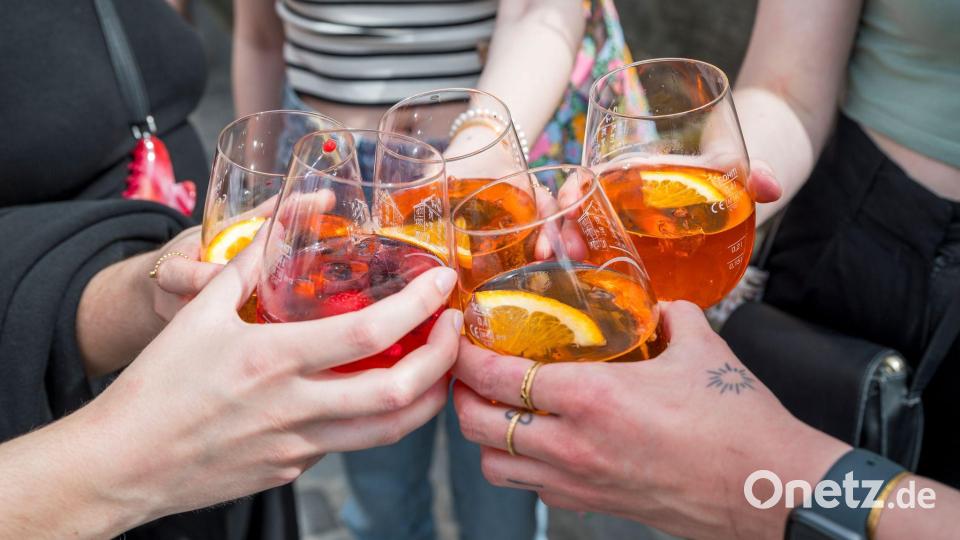 Salute, Cheers, Prost: Fünf Personen stoßen mit Aperol Spritz an. (Archivbild) Bild: Daniel Vogl/dpa