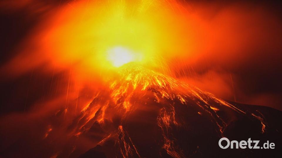 Aus dem Krater des Feuervulkans fließt Lava. Bild: Moises Castillo/AP/dpa