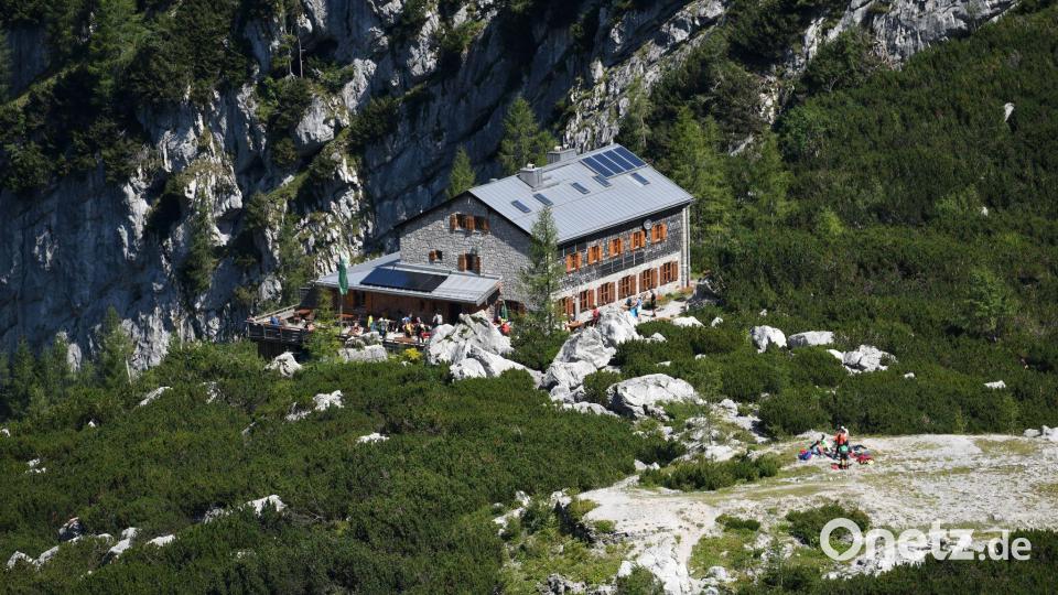 Die Blaueishütte bekommt ihr Trinkwasser inzwischen per Heli. (Archivbild) Bild: Angelika Warmuth/dpa