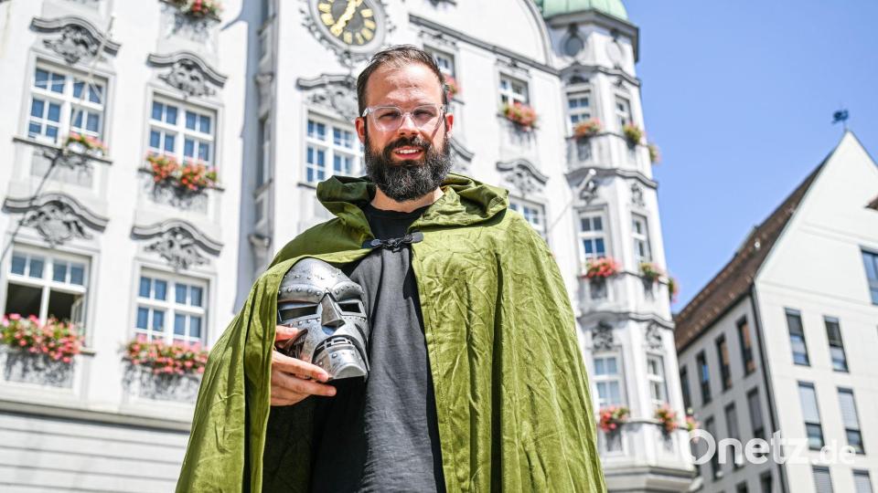 Oberbürgermeister Jan Rothenbacher wirbt als Bösewicht „Doctor Doom“ dafür, dass der nächste Marvel-Film in Memmingen Premiere feiert. Bild: Jason Tschepljakow/dpa