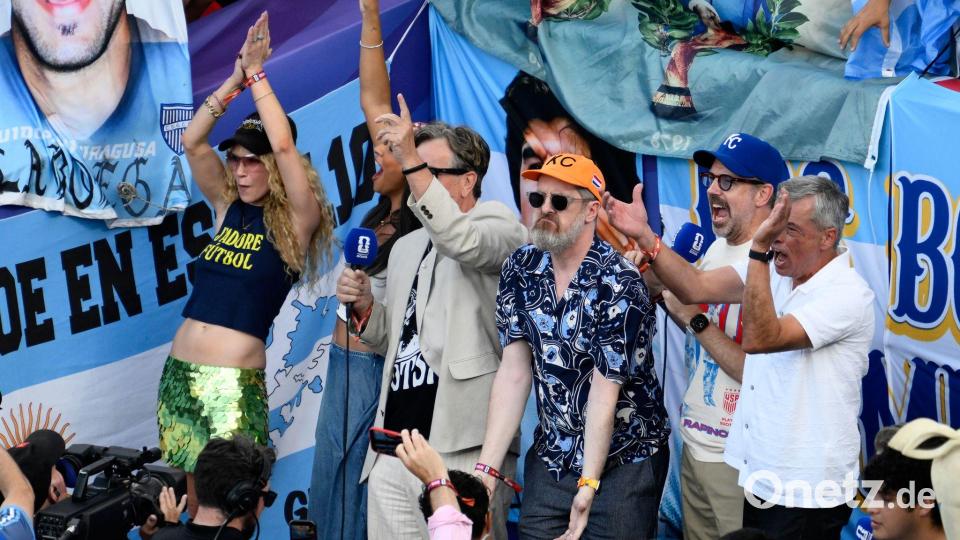 Fußballfan Brendan Hunt (M) begeistert sich seit 2015 auch für Frauenfußball. (Archivbild) Bild: Reed Hoffmann/AP/dpa