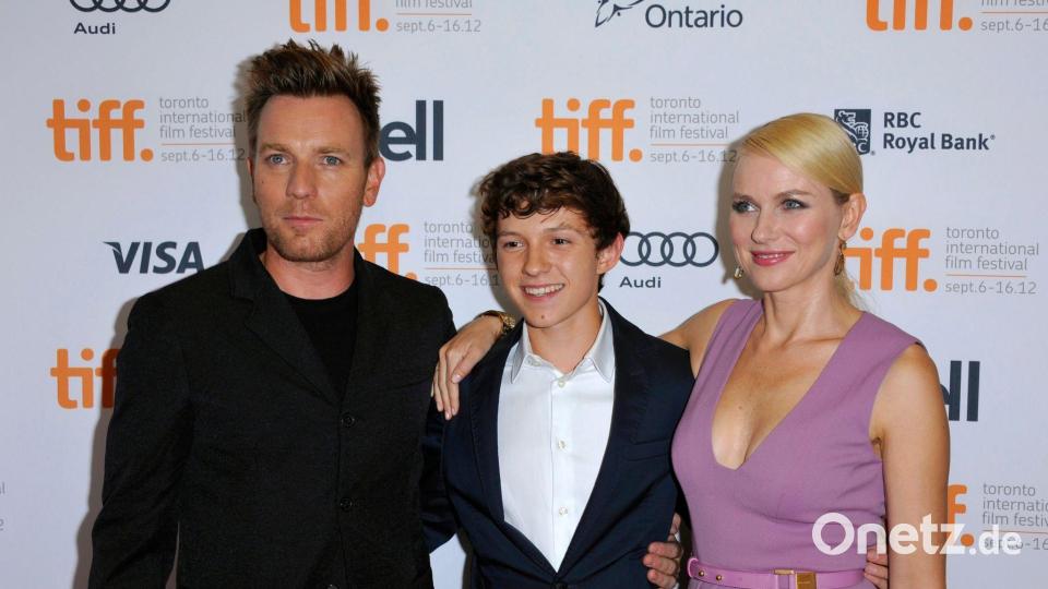 Tom Holland (Mitte) und Naomi Watts (rechts) spielten 2012 Sohn und Mutter. (Archivbild) Bild: picture alliance / dpa