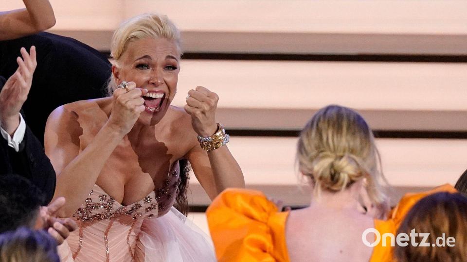 Hannah Waddingham nach dem Gewinn eines Emmys für „Ted Lasso“. Bild: Mark Terrill/Invision via AP/dpa
