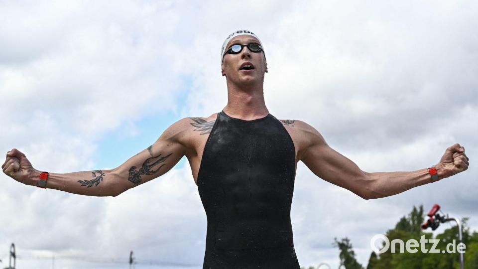 Florian Wellbrock feiert seinen zweiten EM-Titel im Freiwasserschwimmen. Bild: Julien De Rosa/AFP/dpa