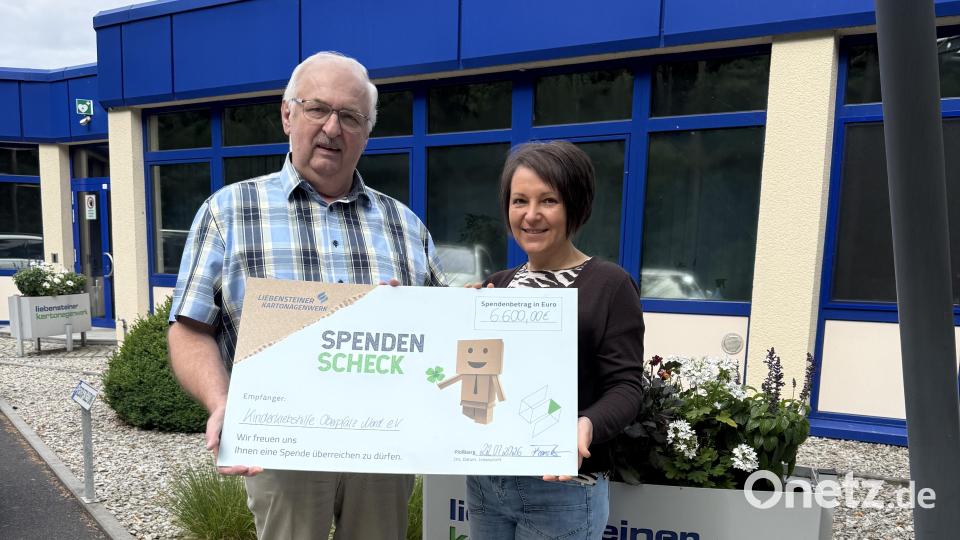 Marion Forster vom Liebensteiner Kartonagenwerk überreicht dem ersten Vorsitzenden der Kinderkrebshilfe Oberpfalz Nord, Herbert Putzer, 6.600 Euro. Bild: Liebensteiner Kartonagenwerk