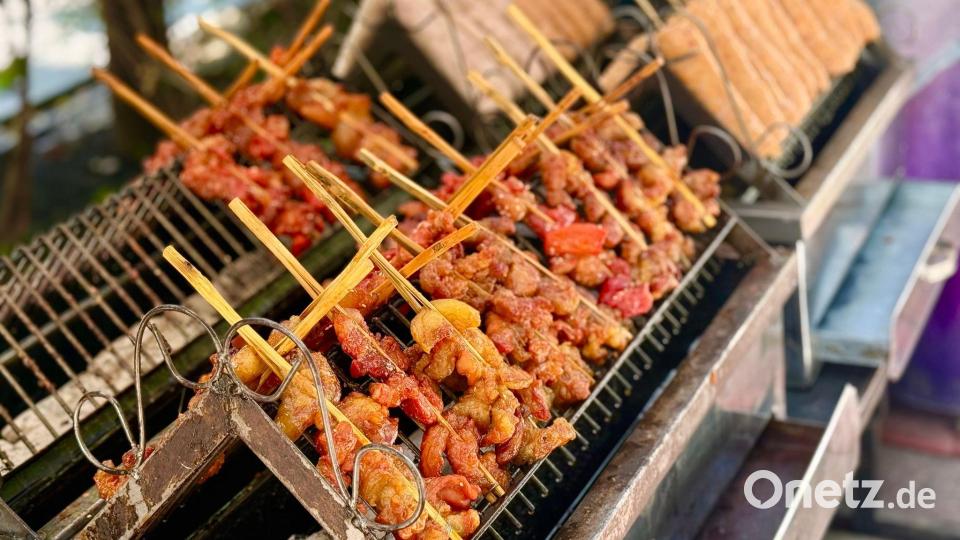 In Deutschland wäre das eher ein Mittagessen - aber die Thais lieben marinierte Schweinespieße (Moo Ping) schon zum Frühstück. Bild: Carola Frentzen/dpa