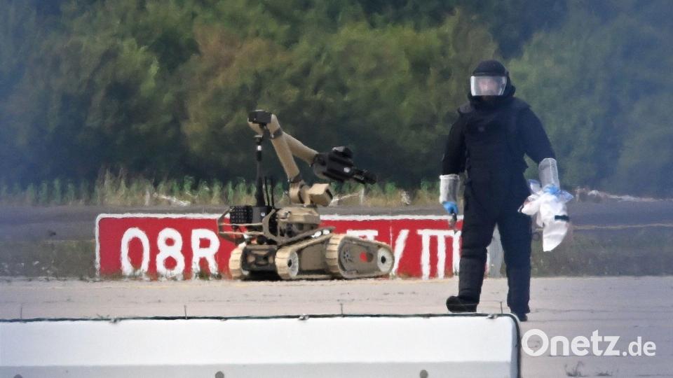 Ein Sprengroboter kam nach dem Drohnenfund zum Einsatz. Bild: Hendrik Schmidt/dpa