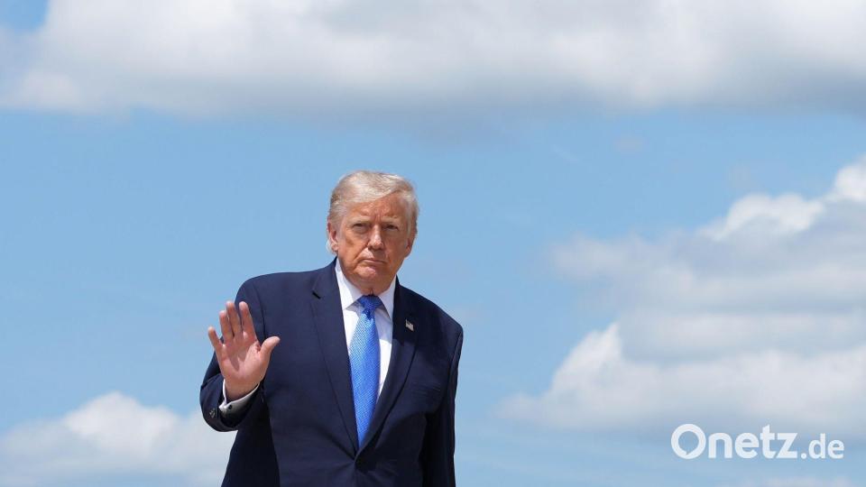 US-Präsident Donald Trump vor dem Abflug in Richtung Westküste. Bild: Mark Schiefelbein/AP/dpa
