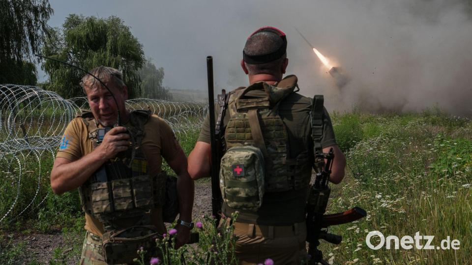 Auf diesem vom Pressedienst der 93. eigenständigen mechanisierten Brigade „Kholodnyi Yar“ der Ukraine via AP zur Verfügung gestellten Foto feuert ein MRLS BM-21 „Grad“ in Richtung russischer Armeestellungen in der Nähe der an der Front gelegenen Stadt Kramatorsk in der Region Donezk in der Ukraine. Bild: Iryna Rybakova/Ukrainian 93rd Mechanized brigade/AP/dpa