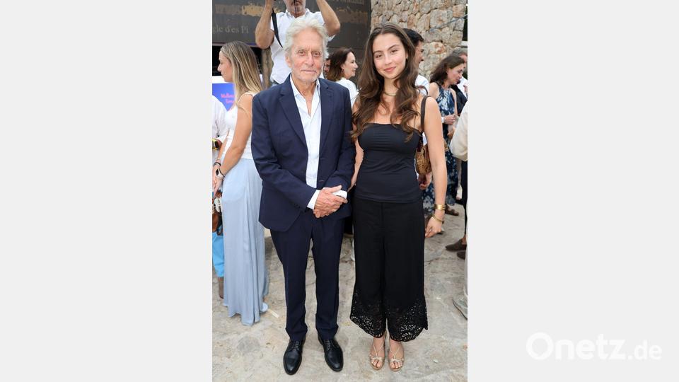 Der Hollywood-Star Michael Douglas mit seiner Tochter Carys Zeta Douglas auf Mallorca. Bild: Raúl Terrel/EUROPA PRESS/dpa