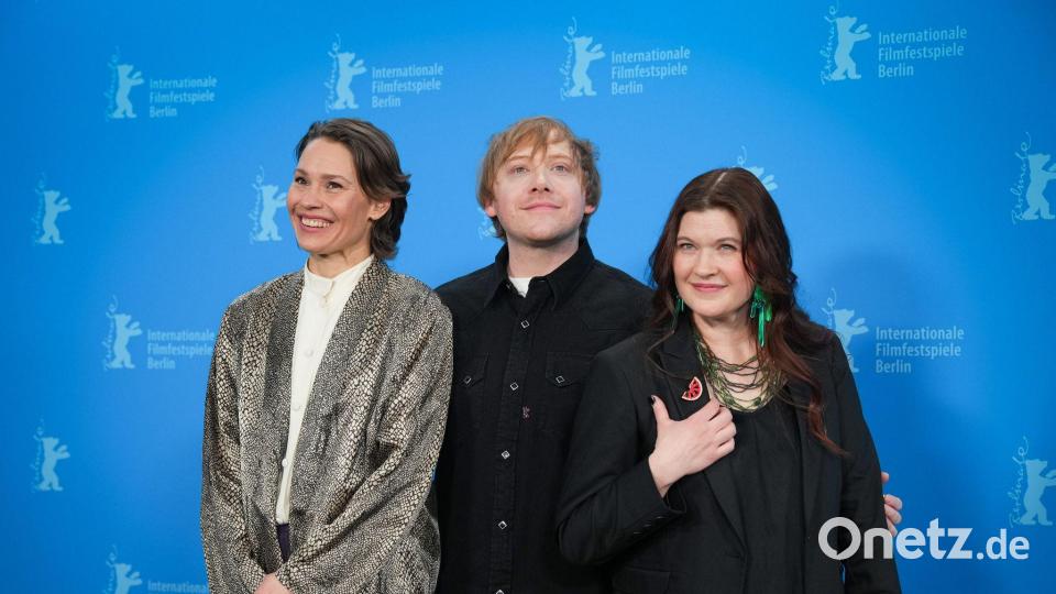 Die Hauptdarsteller Seidi Haarla und Rupert Grint sowie Regisseurin Hanna Bergholm bei der Premiere von „Nightborn“ auf der diesjährigen Berlinale. (Archivbild) Bild: Soeren Stache/dpa