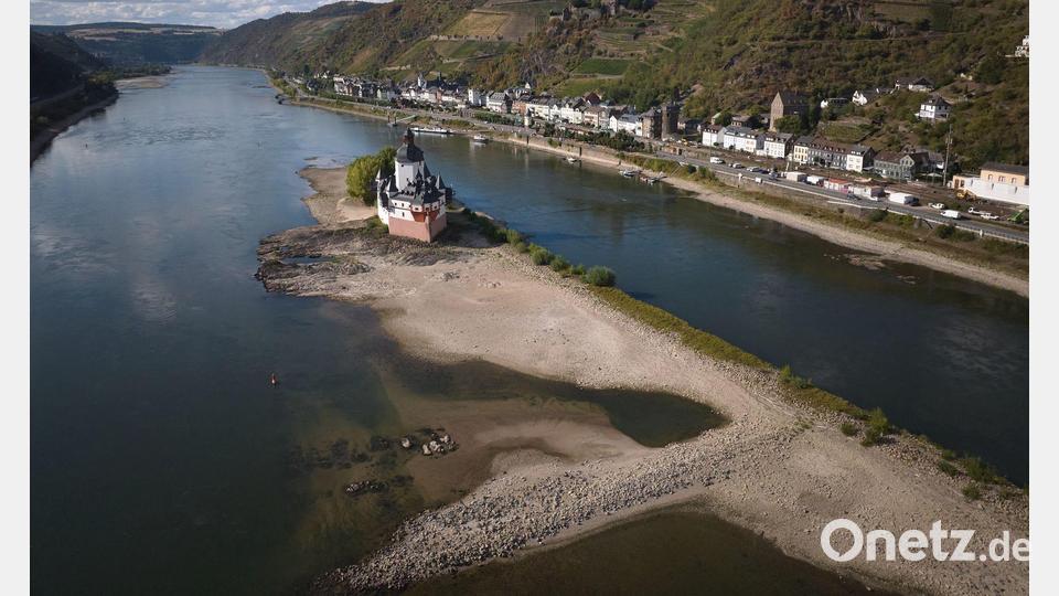 Wassermangel: Die historische Zollburg in Kaub am Rhein steht bei Niedrigwasser auf dem Trockenen. Bild: Thomas Frey/dpa
