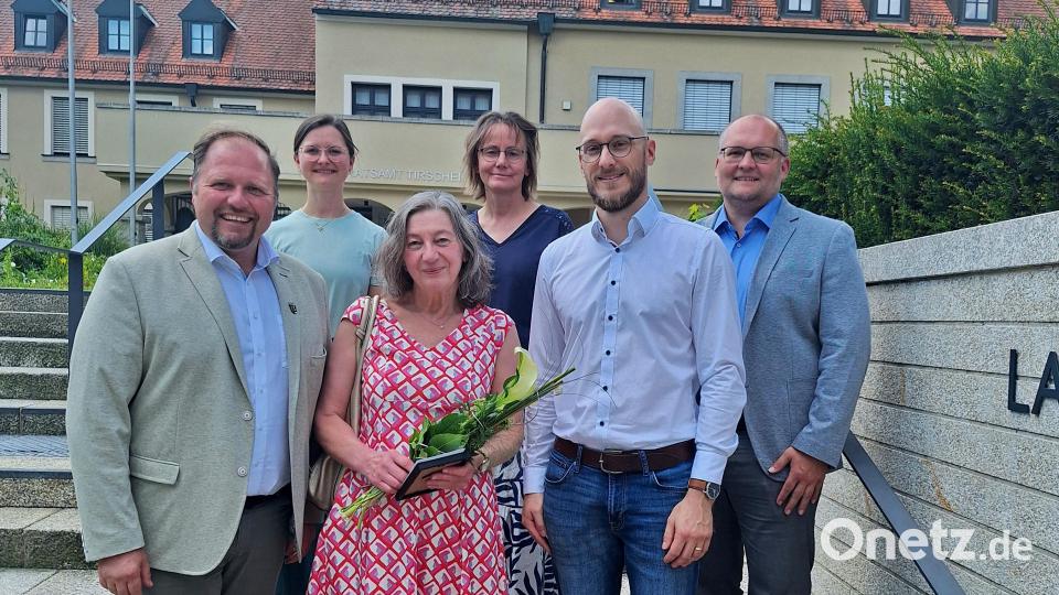 Landrat Hubert Schicker (links) verabschiedet Angelika Schraml (Mitte vorne) in den Ruhestand. Bild: Fabian Polster, Landratsamt Tirschenreuth