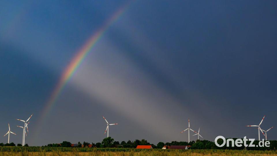 Zusammenspiel von Farbe und Licht: Regenbogen vor Gewitterwolken Bild: Patrick Pleul/dpa