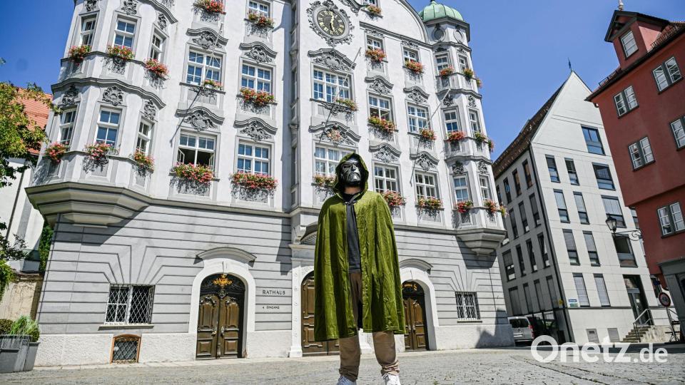 Oberbürgermeister Jan Rothenbacher wirbt als Bösewicht „Doctor Doom“ dafür, dass der nächste Marvel-Film in Memmingen Premiere feiert. Bild: Jason Tschepljakow/dpa