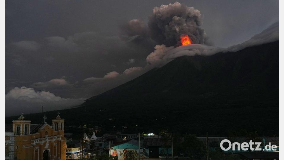 Der Vulkan spuckt Asche, Gas und Lavafragmente aus. Bild: Moises Castillo/AP/dpa