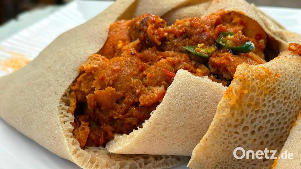 Fir-Fir aus dem traditionellen Fladenbrot Injera ist in Äthiopien vom Frühstückstisch nicht wegzudenken. Bild: Samuel Getachew/dpa