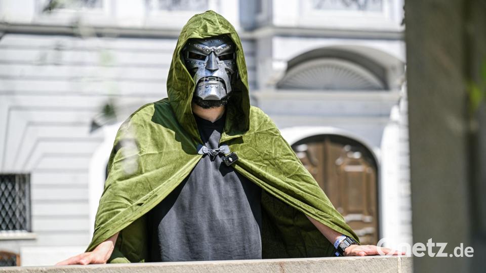 Oberbürgermeister Jan Rothenbacher wirbt als Bösewicht „Doctor Doom“ dafür, dass der nächste Marvel-Film in Memmingen Premiere feiert. Bild: Jason Tschepljakow/dpa