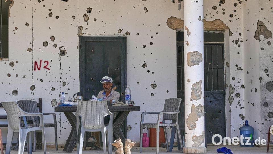 Immer noch kein Frieden: Ein Mann sitzt vor seinem beschädigten Haus im Südlibanon. Bild: Mohammed Zaatari/AP/dpa