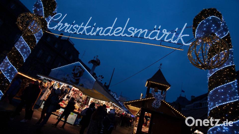 In der Elsassmetropole Straßburg gibt es Streit um die Erneuerung des Eingangsbogens zum berühmten Weihnachtsmarkt (Archivbild). Bild: Marijan Murat/dpa