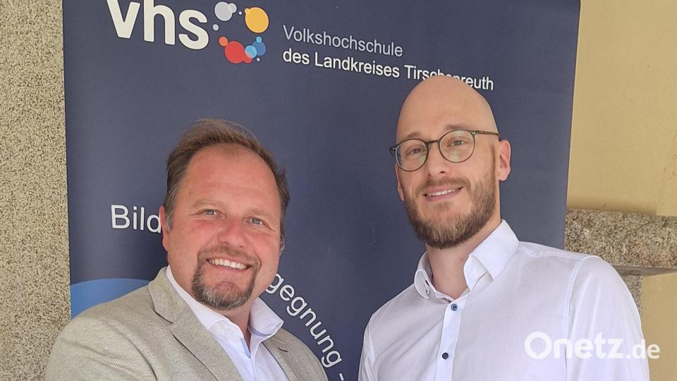 Sebastian Voit (rechts) ist neuer Leiter der Volkshochschule in Tirschenreuth. Bild: Fabian Polster, Landratsamt Tirschenreuth