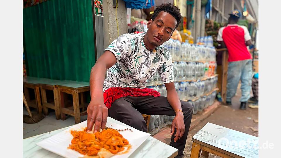 Fir-Fir wird - wie fast alles in Äthiopien - mit den Händen gegessen, gern direkt in einem Straßenlokal. Bild: Samuel Getachew/dpa