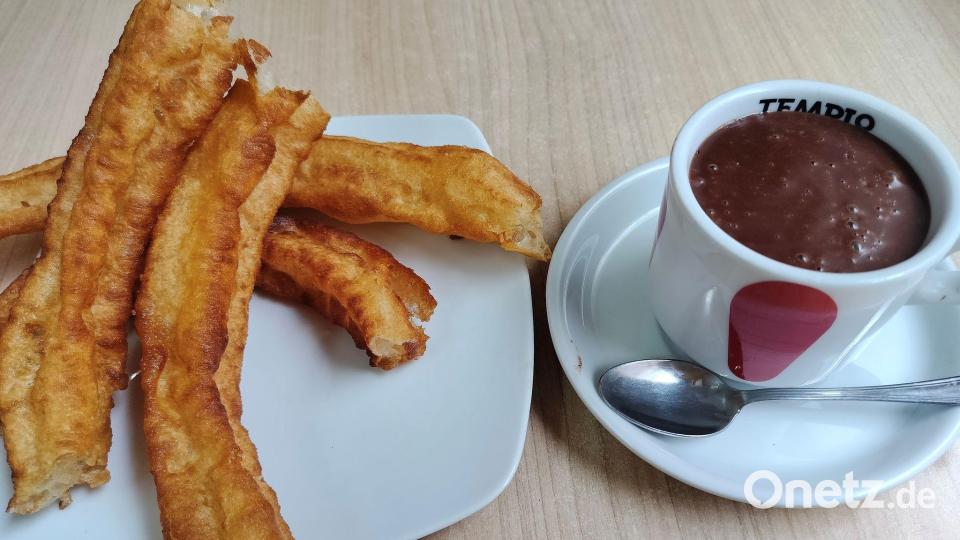 Die Spanier lieben ihre Churros mit dickflüssiger heißer Schokolade - ein äußerst kalorienreiches Frühstück. Bild: Henk Wessels/dpa