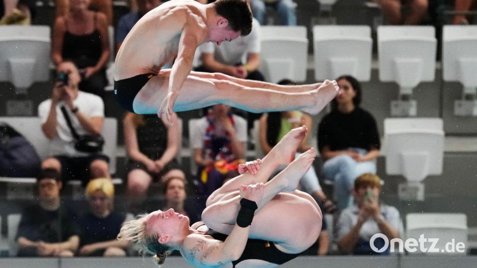 Pauline Pfeif und Ole Rösler freuen sich über eine EM-Medaille. Bild: Dimitar Dilkoff/AFP/dpa