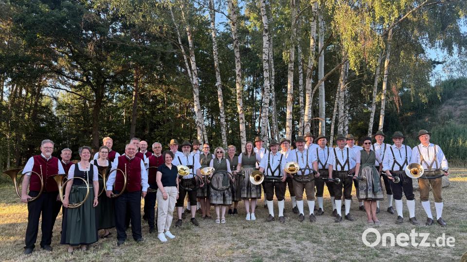 Die Oberpfälzer Parforcehornbläser und Tirschenreuther Jagdhornbläser gestalteten ein gemeinsames Konzert zugunsten der Kinderkrebshilfe. Bild: Liebensteiner Kartonagenwerk
