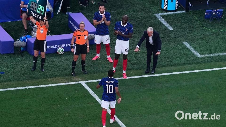 Schon bei der WM mussten Spieler innerhalb von 10 Sekunden den Platz verlassen. (Archivbild) Bild: Petr David Josek/AP/dpa