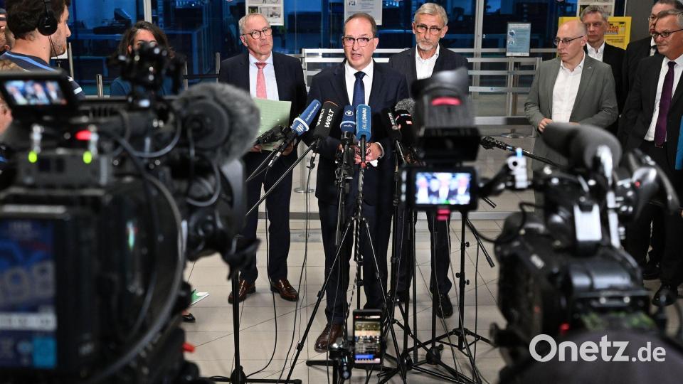 Dobrindt unterbrach seinen Urlaub für eine Lagebesprechung vor Ort mit Vertretern von Sicherheitsbehörden. Bild: Hendrik Schmidt/dpa