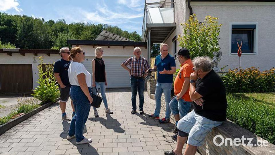 Energieberater Thomas Großer erklärt den Teilnehmern den Ablauf und die Ergebnisse des Drohnenchecks. Bild: Jan Schmidt, Stadt Amberg