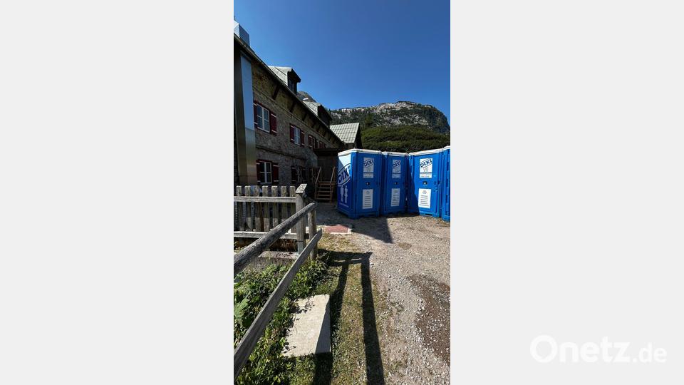 Auch mobile Toiletten werden in den Berchtesgadener Alpen auf den Berg geflogen. Bild: Gabi Schieder-Moderegger/DAV Sektion Berchtesgaden/dpa
