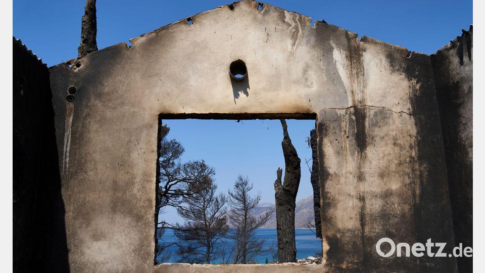 Urlaubsparadies abgebrannt: Schätzungsweise 10.000 Einwohner und Urlauber mussten die Region wegen der Brände verlassen. Bild: Petros Giannakouris/AP/dpa