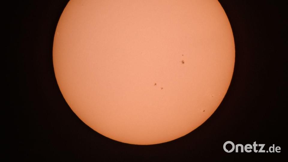 Auf der Oberfläche der Sonne sind mehrere markante Sonnenflecken zu sehen (Aufnahme mit einem speziellen Sonnenschutzfilter). Bild: Patrick Pleul/dpa