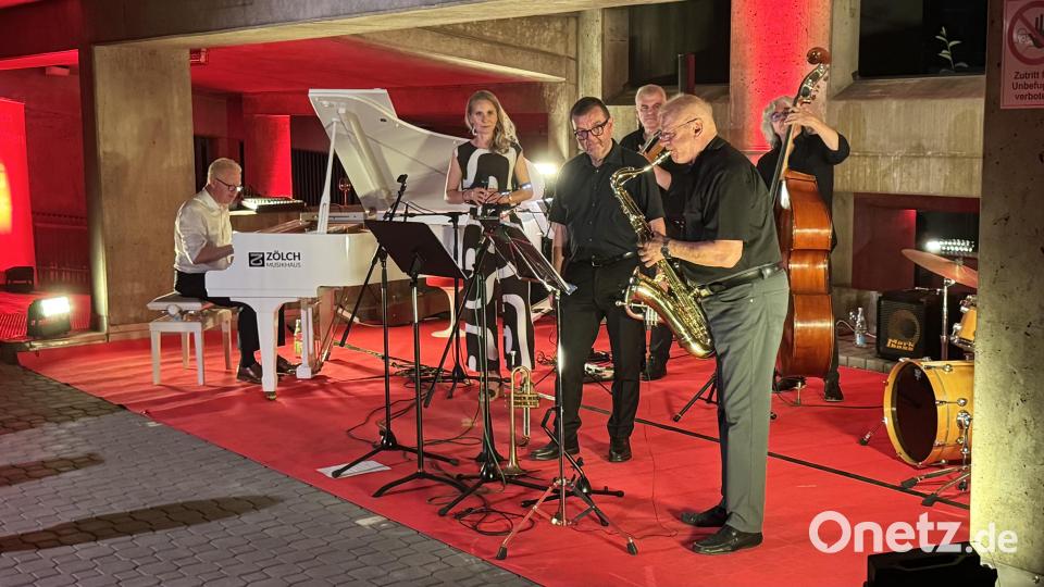 Jedes Jahr ein Highlight: Das Dozentenkonzert des Jazz-Seminars auf dem Zwischendeck des Parkhauses der Sparkasse Nördliche Oberpfalz. Bild: Martin Gollwitzer