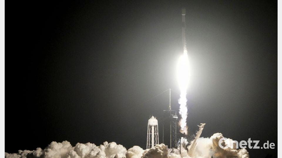 Eine „Falcon 9“-Rakete von SpaceX hob am 15. Januar 2025 mit zwei Mondlandern an Bord ab. (Archivbild) Bild: John Raoux/AP/dpa
