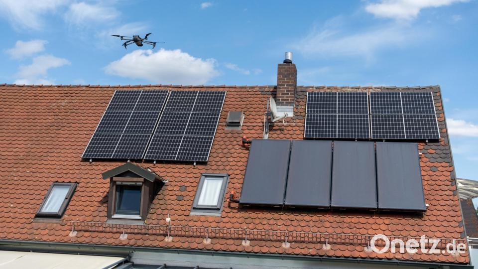 Die Drohne fliegt über das Sanierungsgebiet Luitpoldhöhe und überprüft die vorhandenen PV-Module. Bild: Jan Schmidt, Stadt Amberg