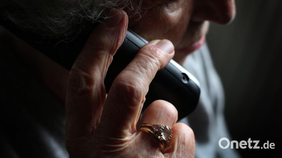 Opfer der Betrüger sind psychisch häufig sehr belastet. (Symbolbild) Bild: Karl-Josef Hildenbrand/dpa