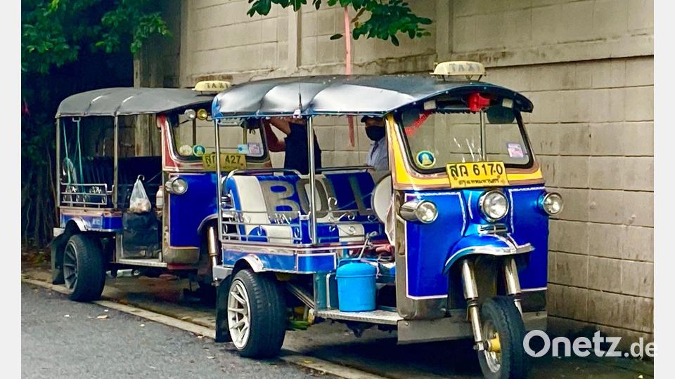 Die Knatterkisten stehen in Bangkok allerorts am Straßenrand. Bild: Carola Frentzen/dpa