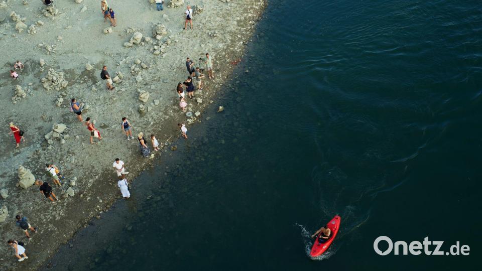 Das Niedrigwasser der Donau legt Inseln frei. Bild: Bela Szandelszky/AP/dpa