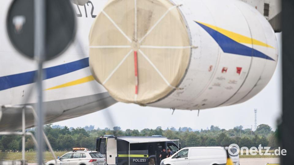Nach dem Fund einer Drohne mit Sprengvorrichtung am Flughafen Leipzig/Halle fordert ein Luftverkehrsexperte einen besseren Schutz kritischer Infrastruktur. (Archivbild) Bild: Hendrik Schmidt/dpa