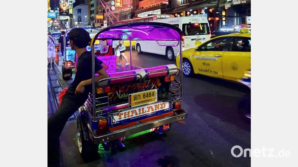 Viele Tuk-Tuks sind abends grell beleuchtet und spielen laute Musik. Bild: Carola Frentzen/dpa