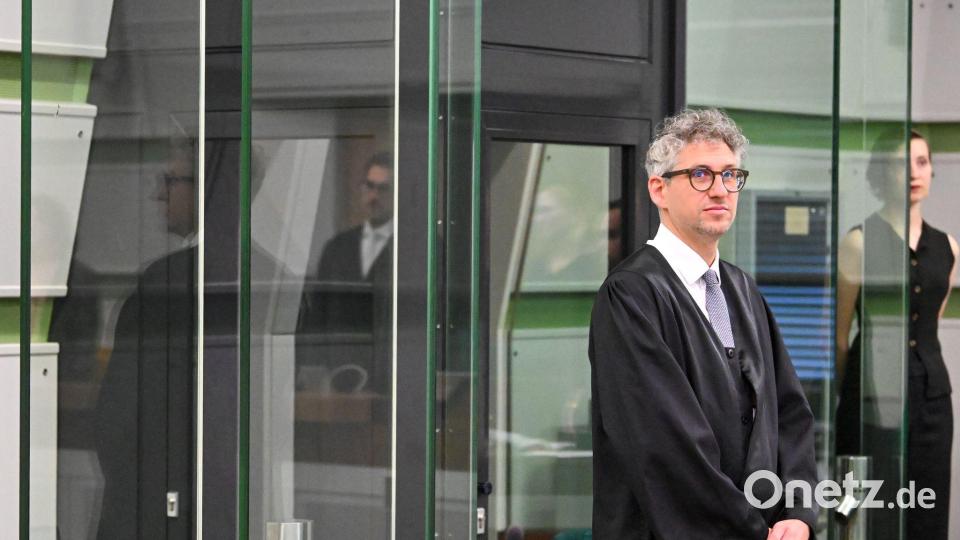 Der Verteidiger Jochen Schöfthaler vor Prozessbeginn. Bild: Soeren Stache/dpa