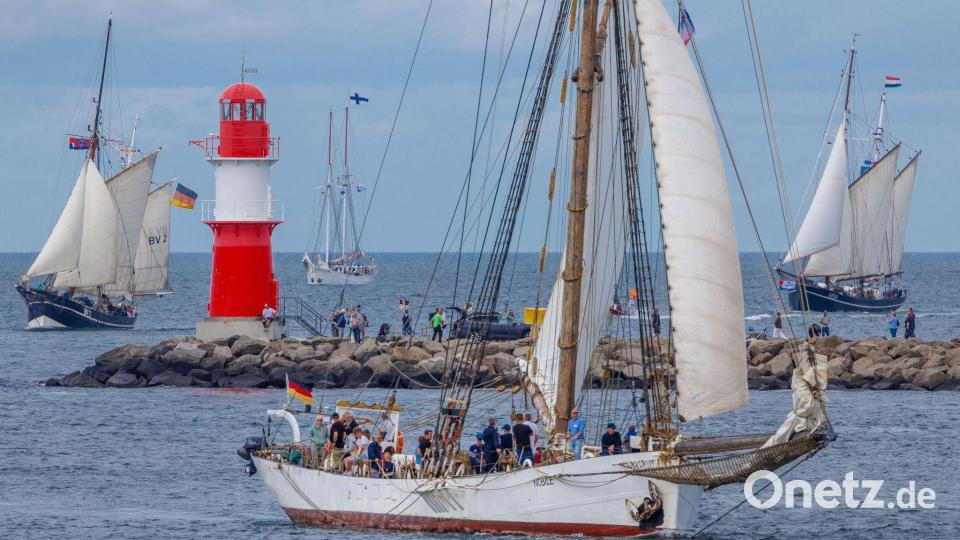 Zum Auftakt der Hanse Sail fahren Segler vor Warnemünde. Bild: Jens Büttner/dpa
